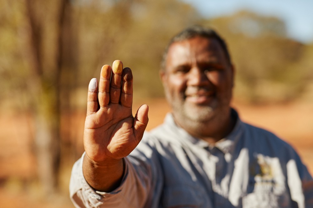 karrke-aboriginal-tour-hand-painter