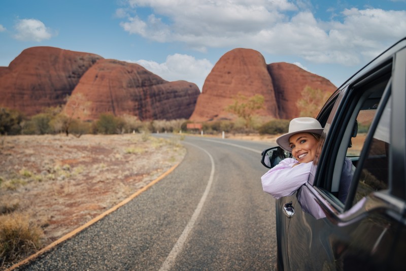 driving-towards-kata-tjuta